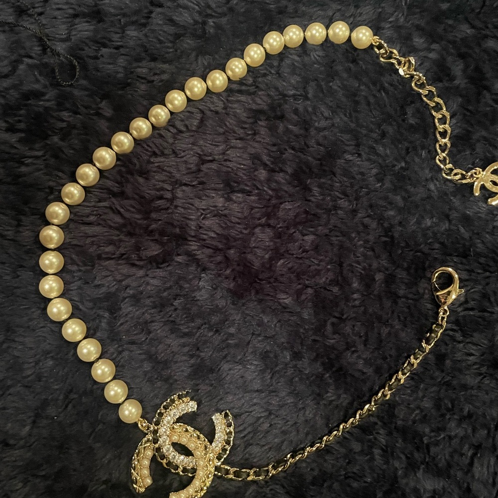 CHANEL Necklace with Pearls and Lambskin Leather Gold CC Chain Necklace Like New